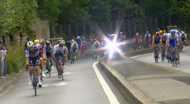 Tette a dolgát a traffipax: a Tour de France mezőnyét is végigvillogtatta
