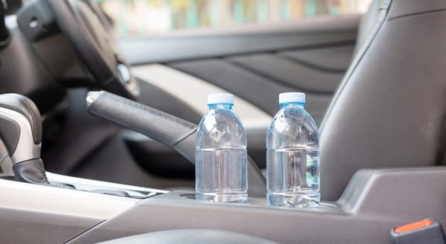 Milliós kárt okozhat egy kocsiban felejtett vizes palack