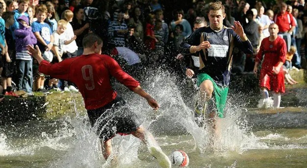 Egy rendhagyó focimeccs, amit a vízben játszanak
