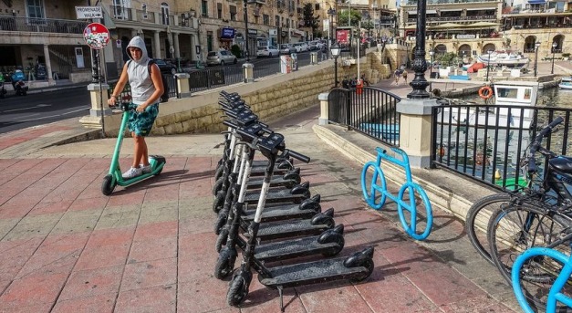 Máltán betiltják a bérelhető elektromos rollereket