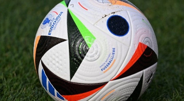 A foci Eb hivatalos labdája segíti a videóbírók munkáját is