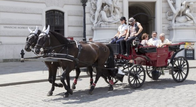 Támogatást ad Bécs a fiákereseknek, hogy műanyag patkóra váltsanak