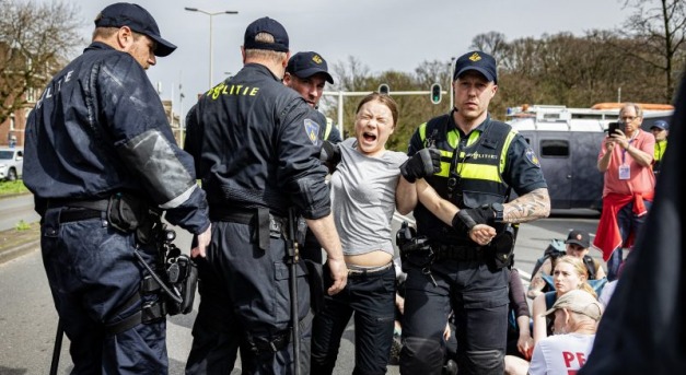 Greta Thunberg a klímatüntetésen: egy nap alatt kétszer tartóztatták le