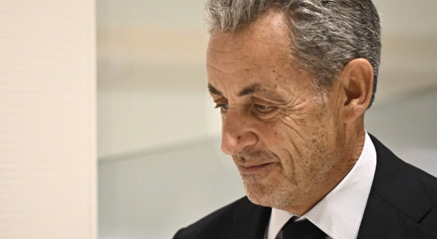 A volt francia elnököt, Nicolas Sarkozyt bűnösnek mondta ki a bíróság
