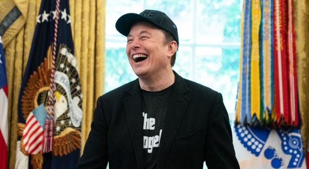 Egymillió önvezető Teslát kell eladni, hogy Elon Musk megkapja az 1000 milliárd dollárt