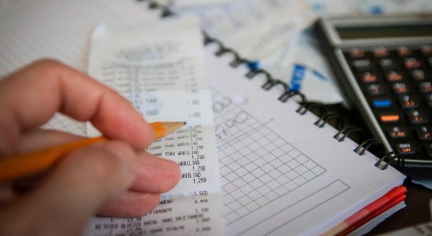 Miért szégyellik az idősek a pénzügyi nehézségeiket?