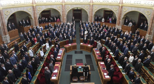 Rengetegbe kerül a távozó képviselők végkielégítése