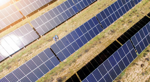 Miért kapcsolják le a nap- és szélerőműveket?